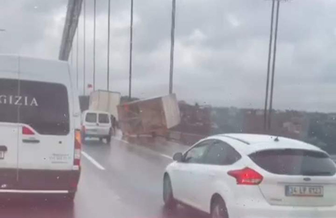 İstanbul'da fırtına kabusu! Köprüde araç devrildi! - Resim: 2