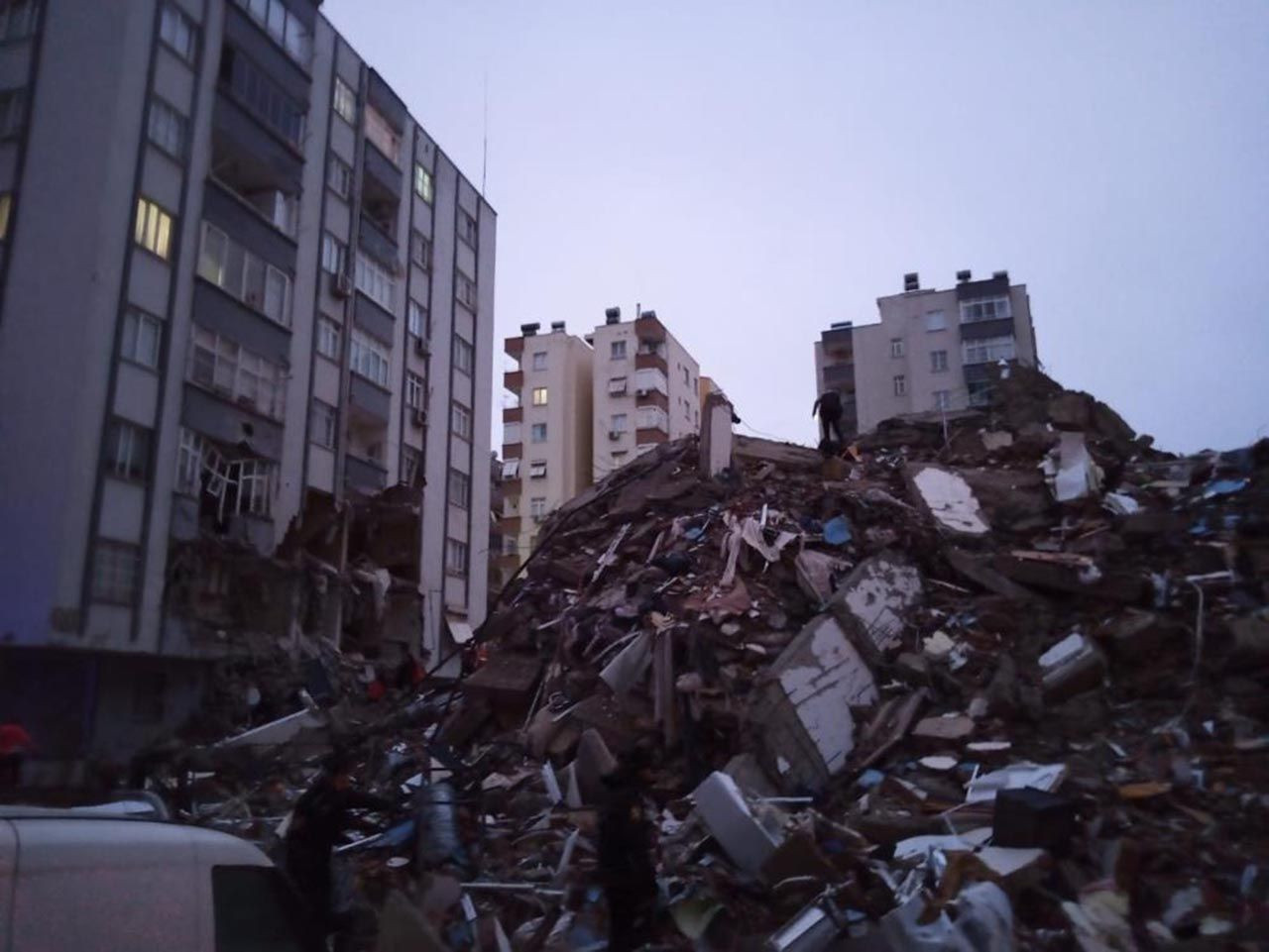 Türkiye'yi vuran deprem felaketi dünya basınında - Resim: 2