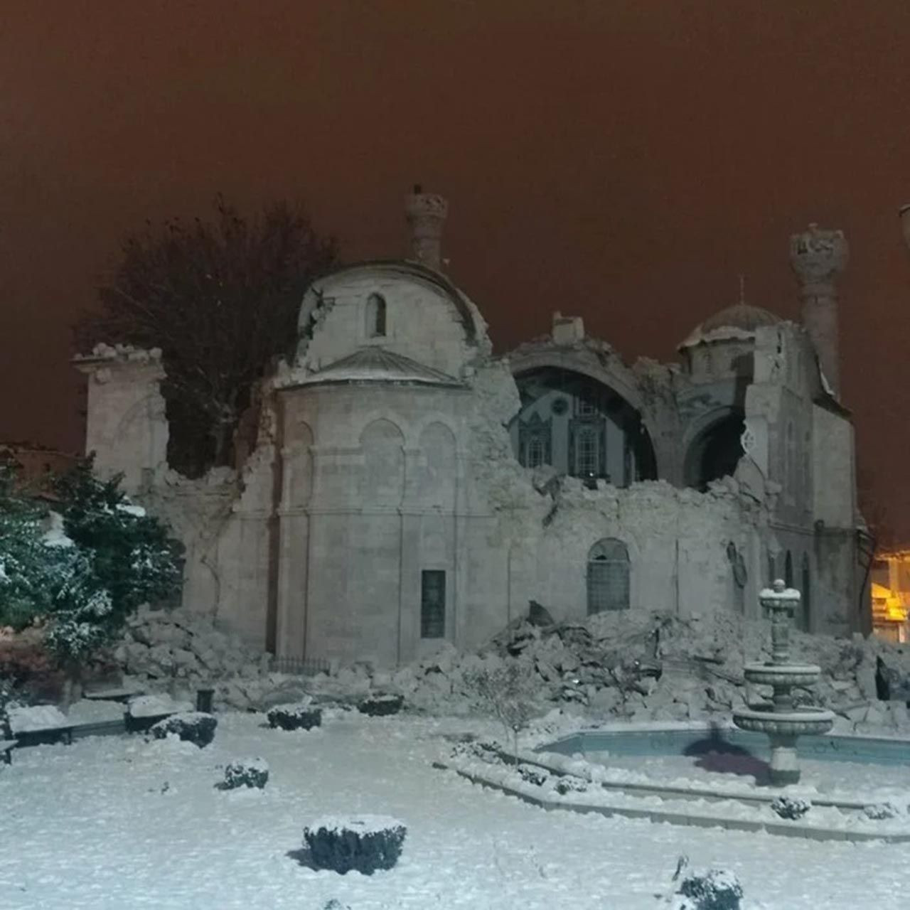 Malatya'nın sembolü olan tarihi Yeni Camii depremde yıkıldı - Resim: 3