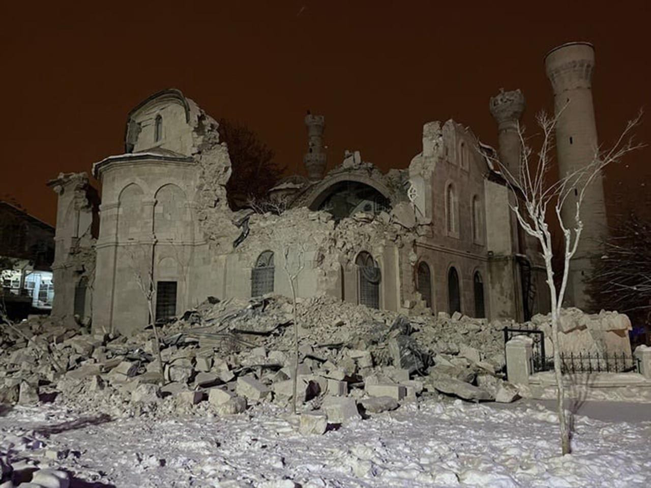 Malatya'nın sembolü olan tarihi Yeni Camii depremde yıkıldı - Resim: 1