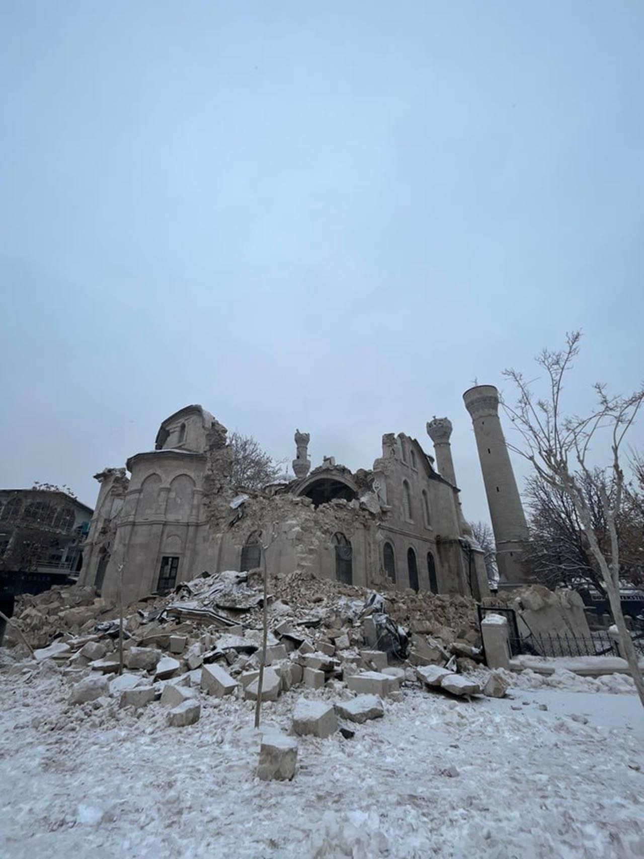 Malatya'nın sembolü olan tarihi Yeni Camii depremde yıkıldı - Resim: 4