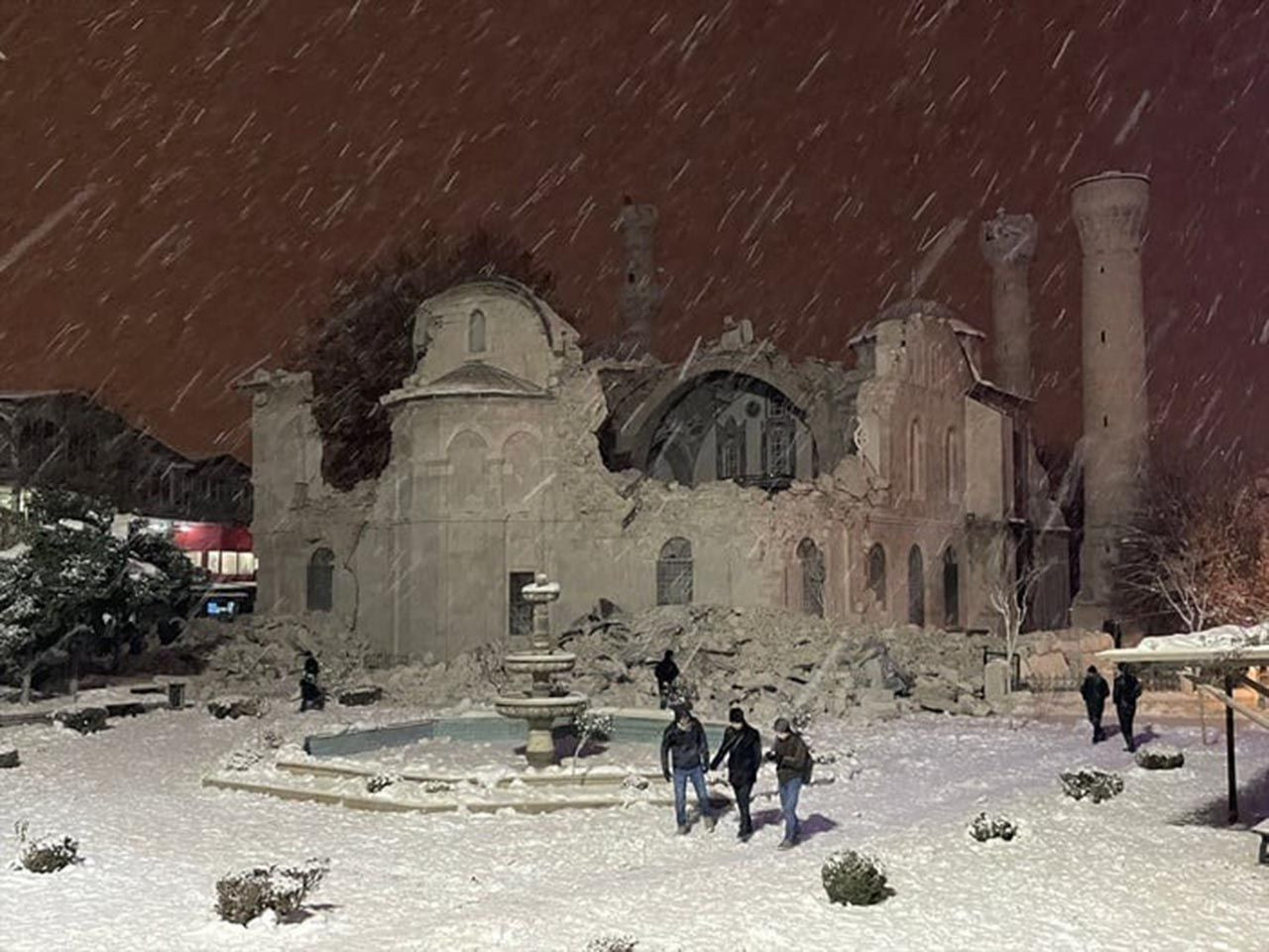 Malatya'nın sembolü olan tarihi Yeni Camii depremde yıkıldı - Resim: 2