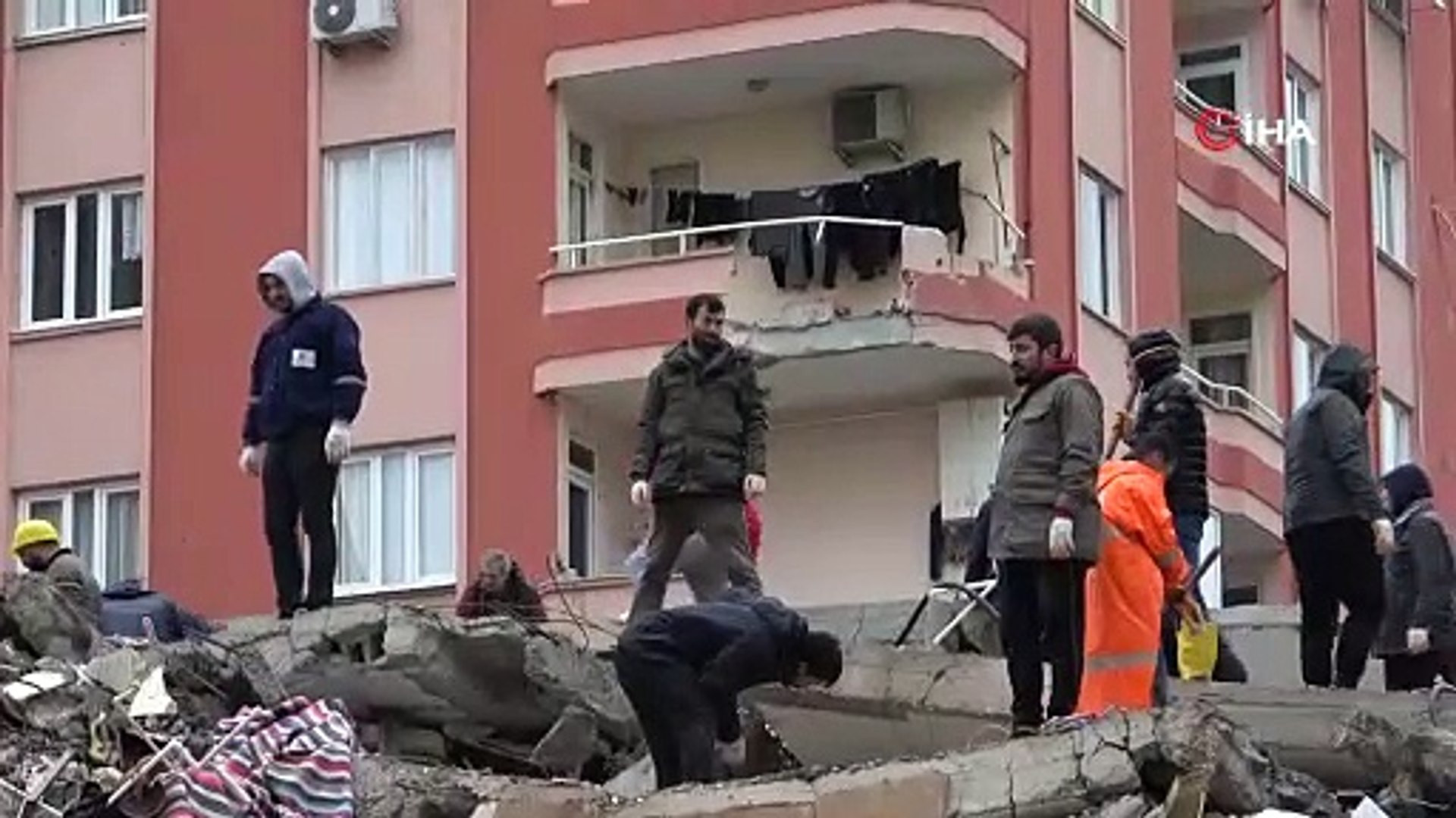 Adana'da 17 ve 13 katlı iki bina yıkıldı