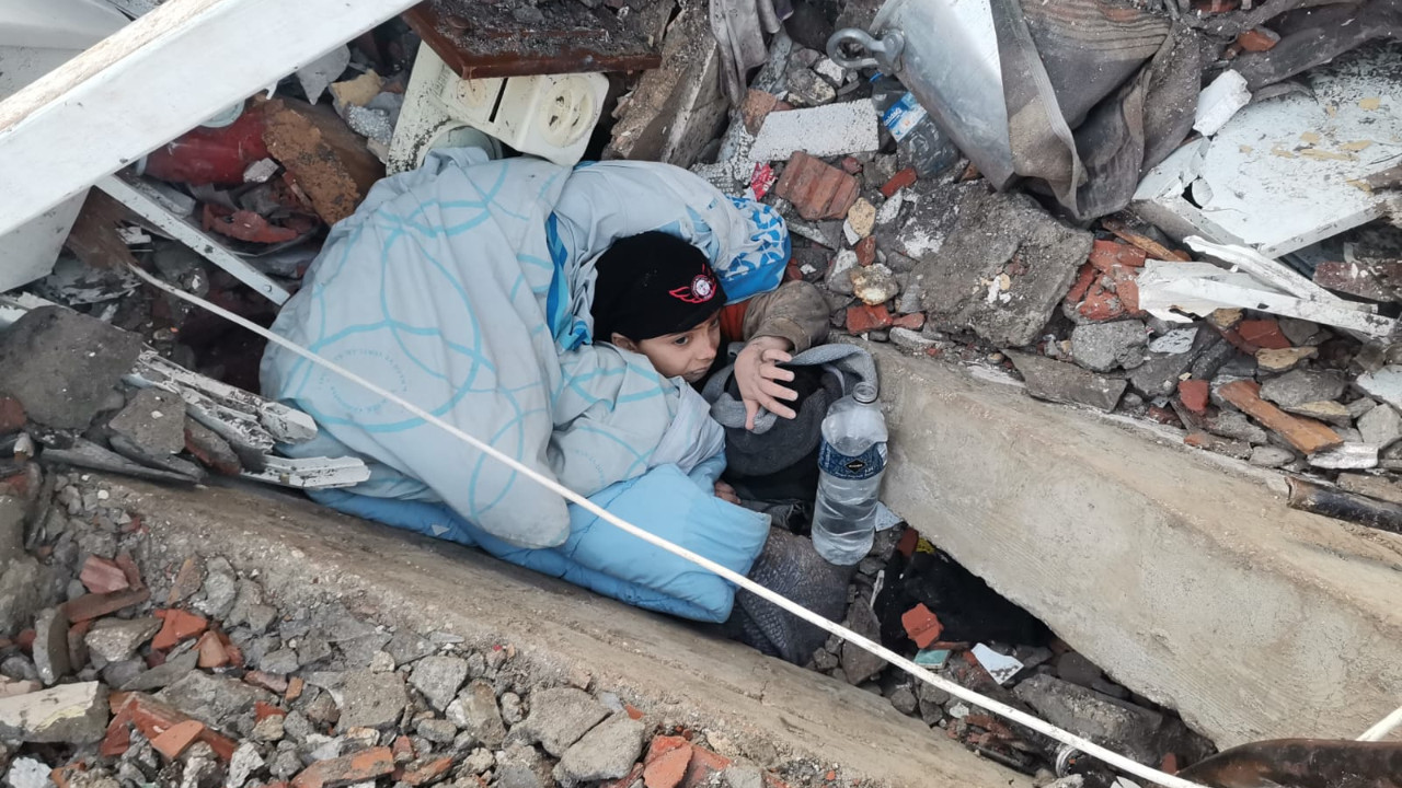 Enkazda sıkışan çocuk saatlerdir kurtarılmayı bekliyor