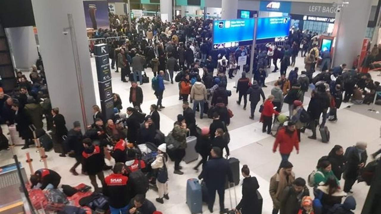 İstanbul Havalimanı'na gönüllü akını! Binlerce kişi havalimanında