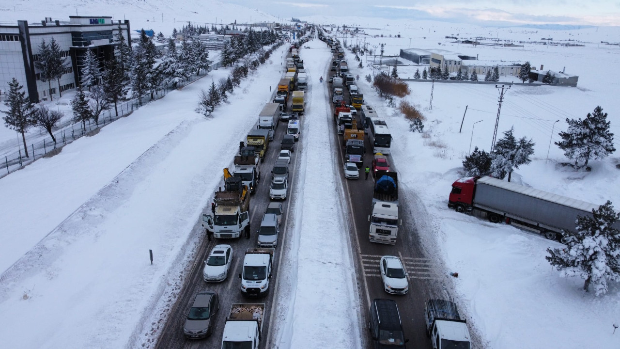 Deprem bölgesine giden araçlara kar engeli! Kilometrelerce kuyruk oluştu