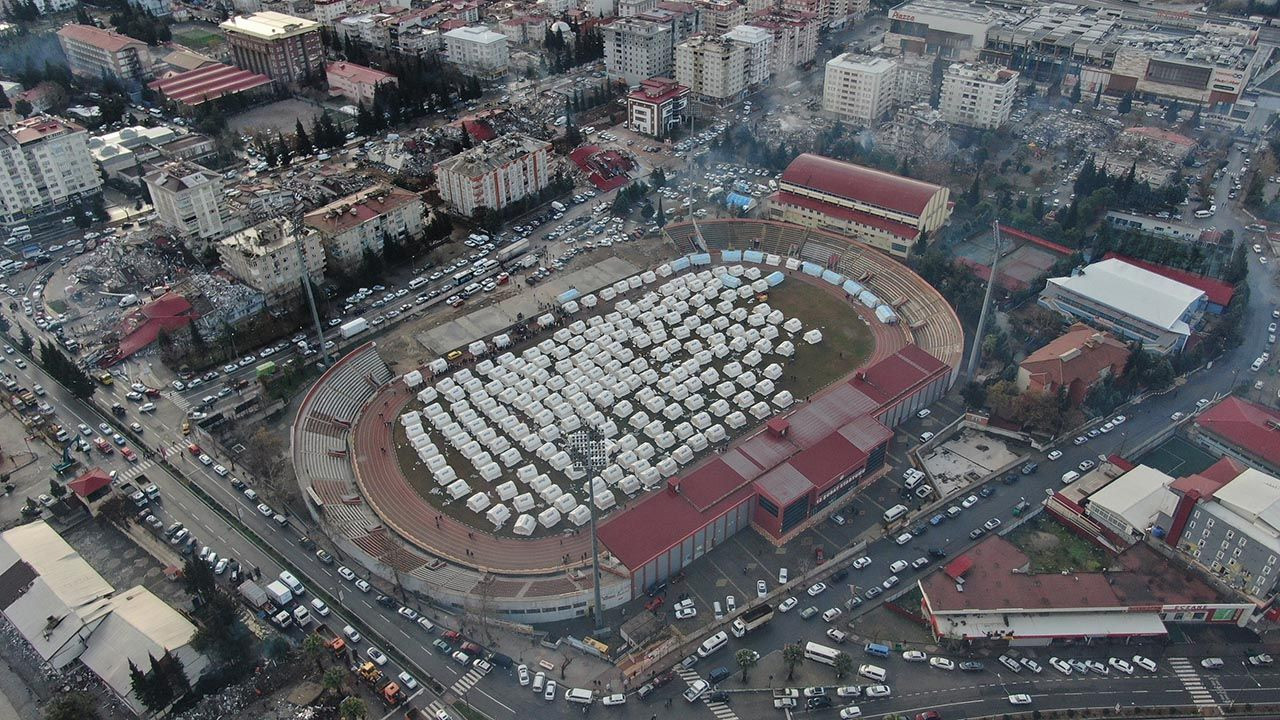 Stadyum çadır kente dönüştürüldü - Resim: 1