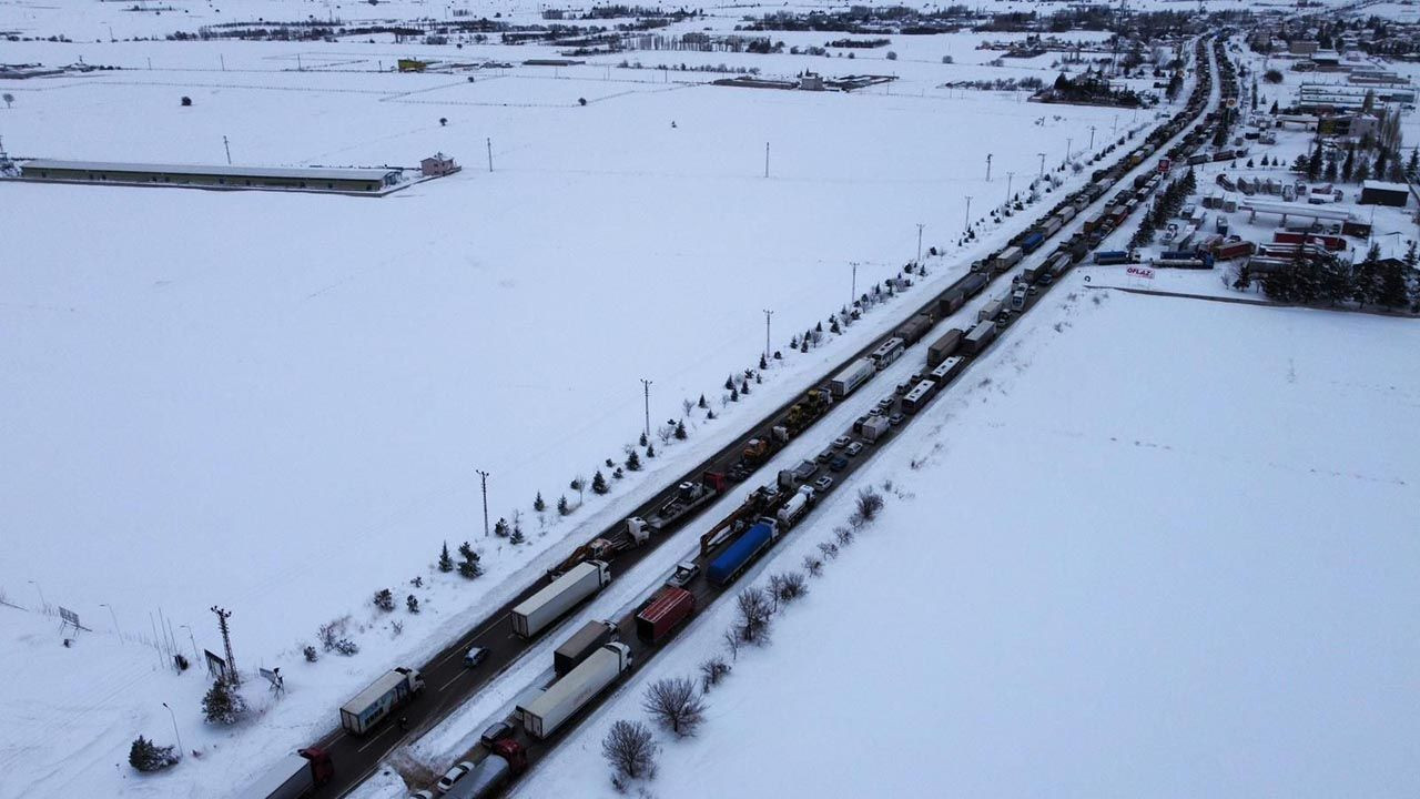 Deprem bölgesine giden araçlara kar engeli! Kilometrelerce kuyruk oluştu - Resim: 4