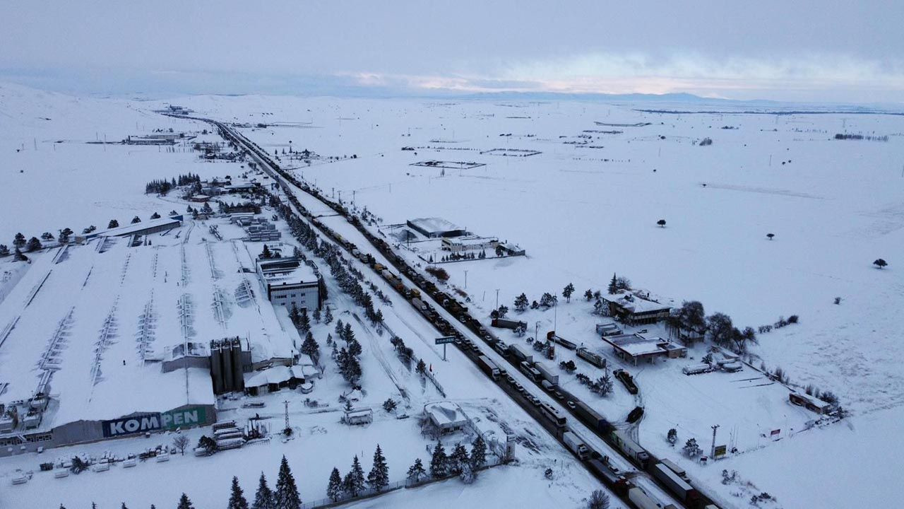 Deprem bölgesine giden araçlara kar engeli! Kilometrelerce kuyruk oluştu - Resim: 3