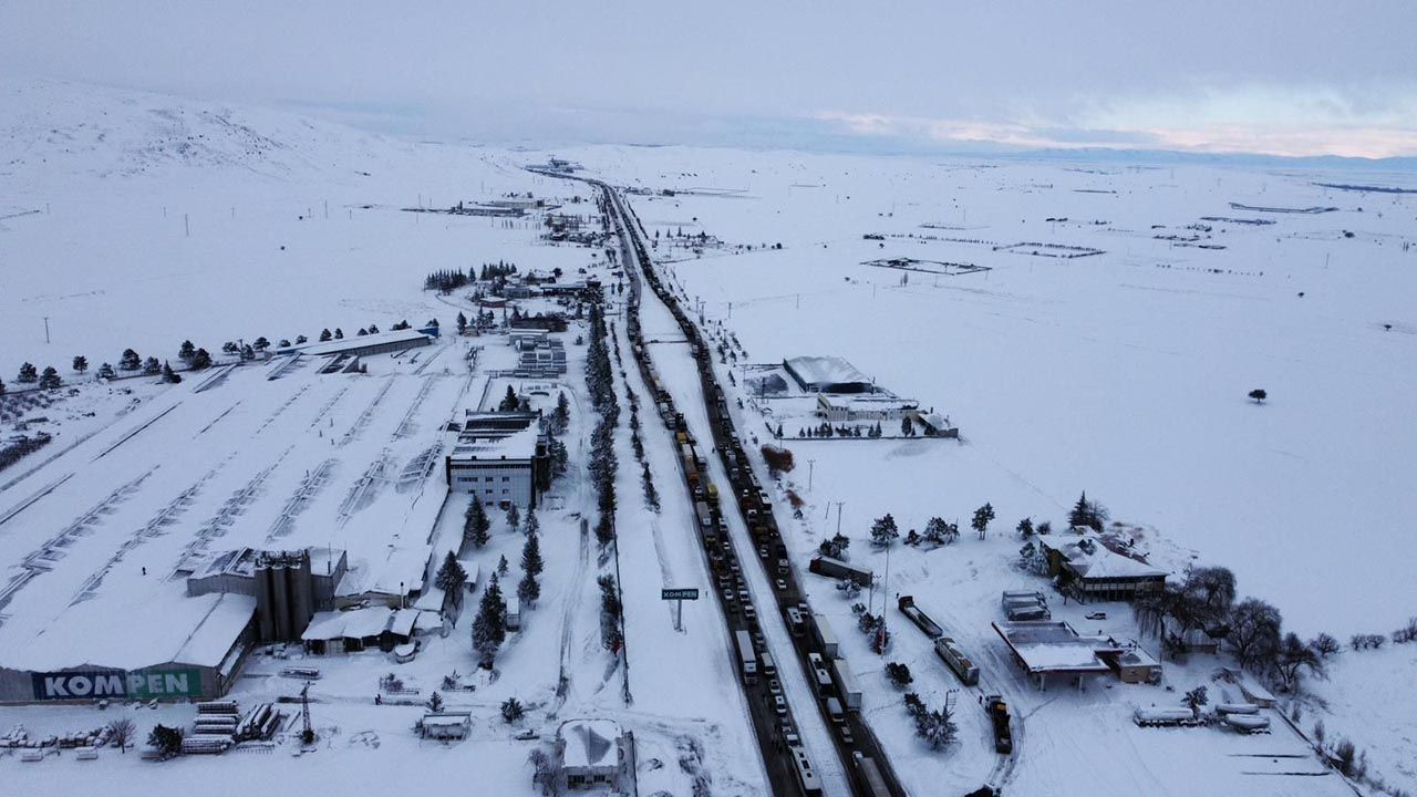 Deprem bölgesine giden araçlara kar engeli! Kilometrelerce kuyruk oluştu - Resim: 2