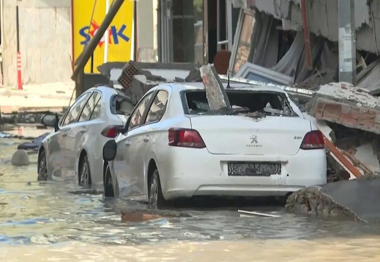 Deprem bölgesinde deniz taştı! Sokaklar sular altında - Resim: 4