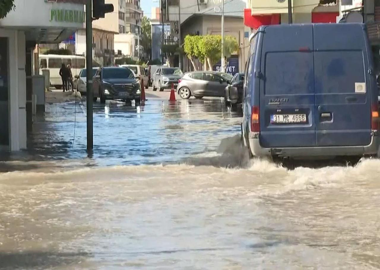 Deprem bölgesinde deniz taştı! Sokaklar sular altında - Resim: 1