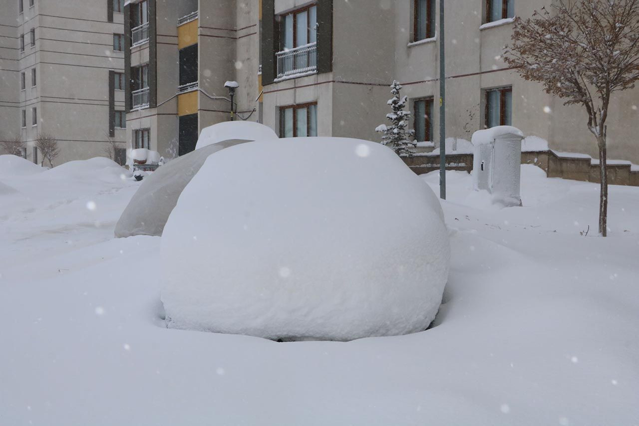 Sibirya değil Türkiye! Kar kalınlığı 3 metreyi aştı; araçlar kayboldu - Resim: 4