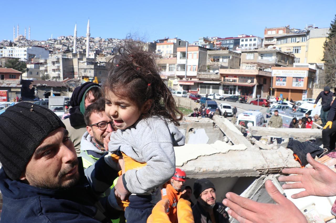 Depremin 55'inci saatinde anne ve 3 kızı sağ kurtarıldı - Resim: 3