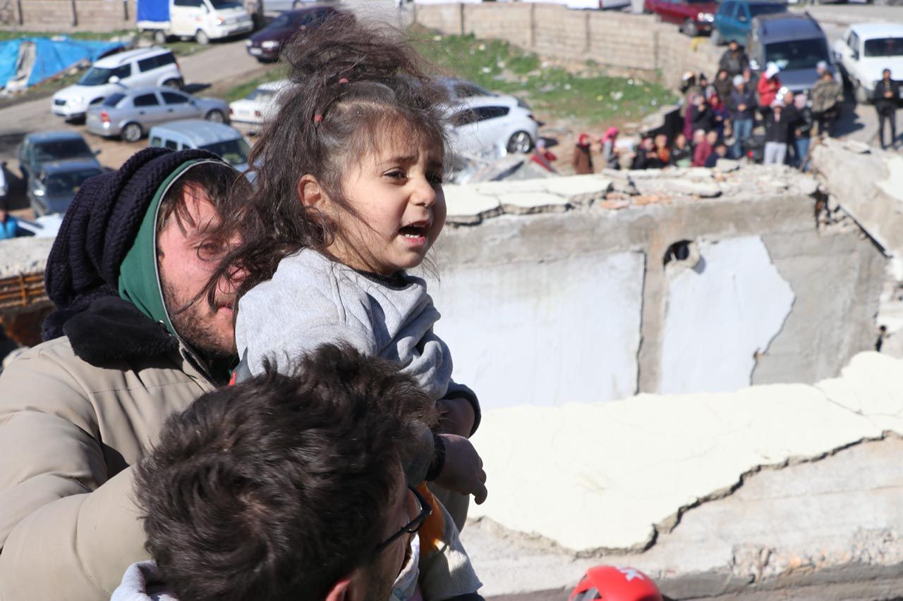 Depremin 55'inci saatinde anne ve 3 kızı sağ kurtarıldı - Resim: 2