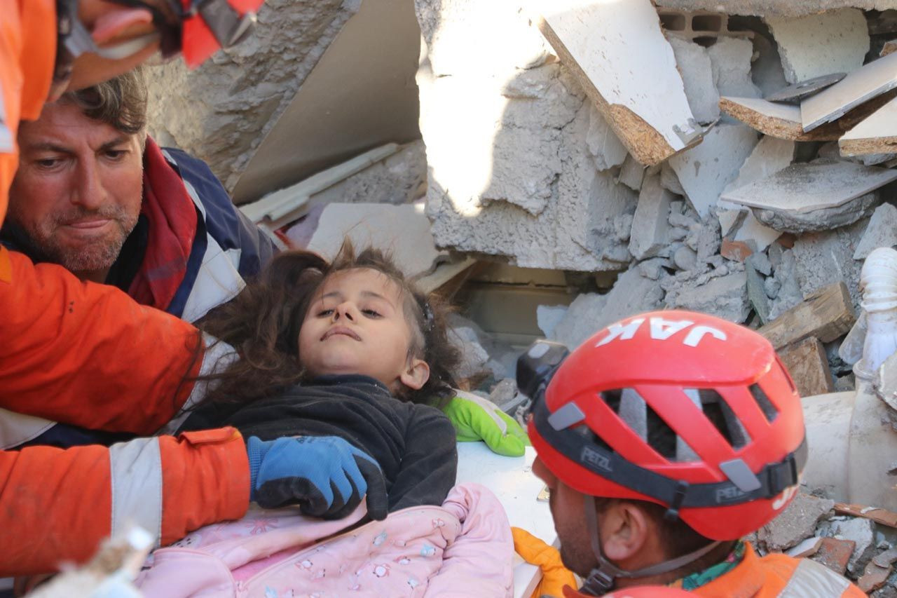 Depremin 55'inci saatinde anne ve 3 kızı sağ kurtarıldı - Resim: 1
