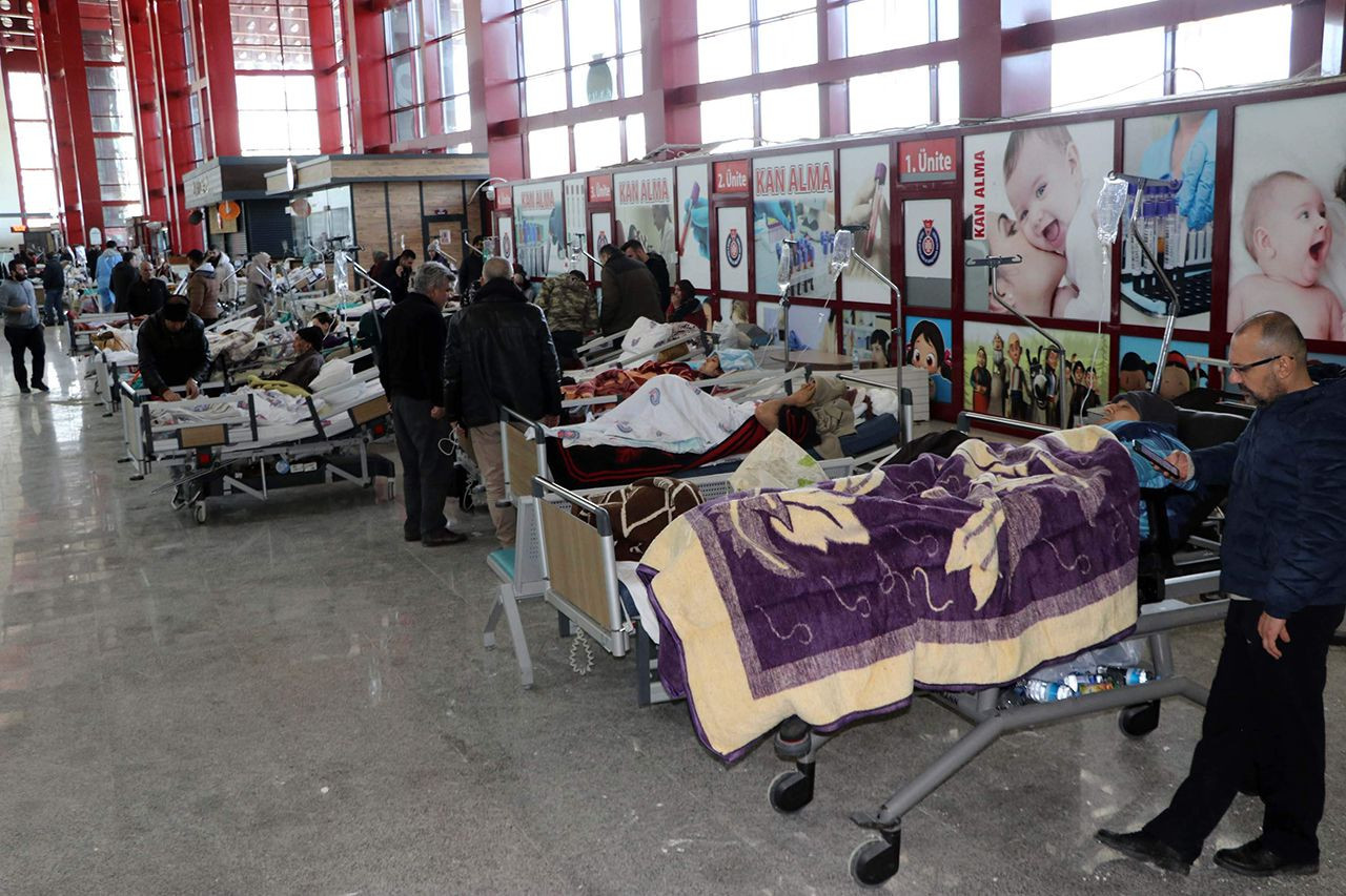 Enkazdan kurtuldular, hastane koridorunda tedavi ediliyorlar! - Resim: 4