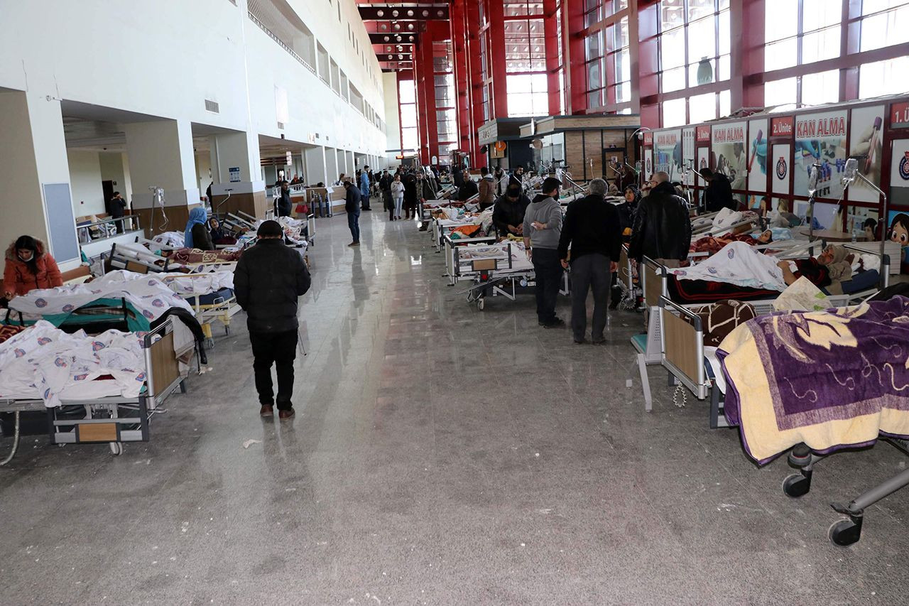 Enkazdan kurtuldular, hastane koridorunda tedavi ediliyorlar! - Resim: 2