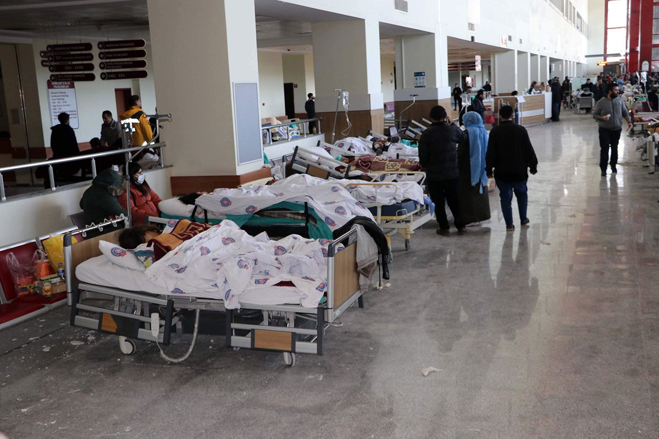 Enkazdan kurtuldular, hastane koridorunda tedavi ediliyorlar! - Resim: 3