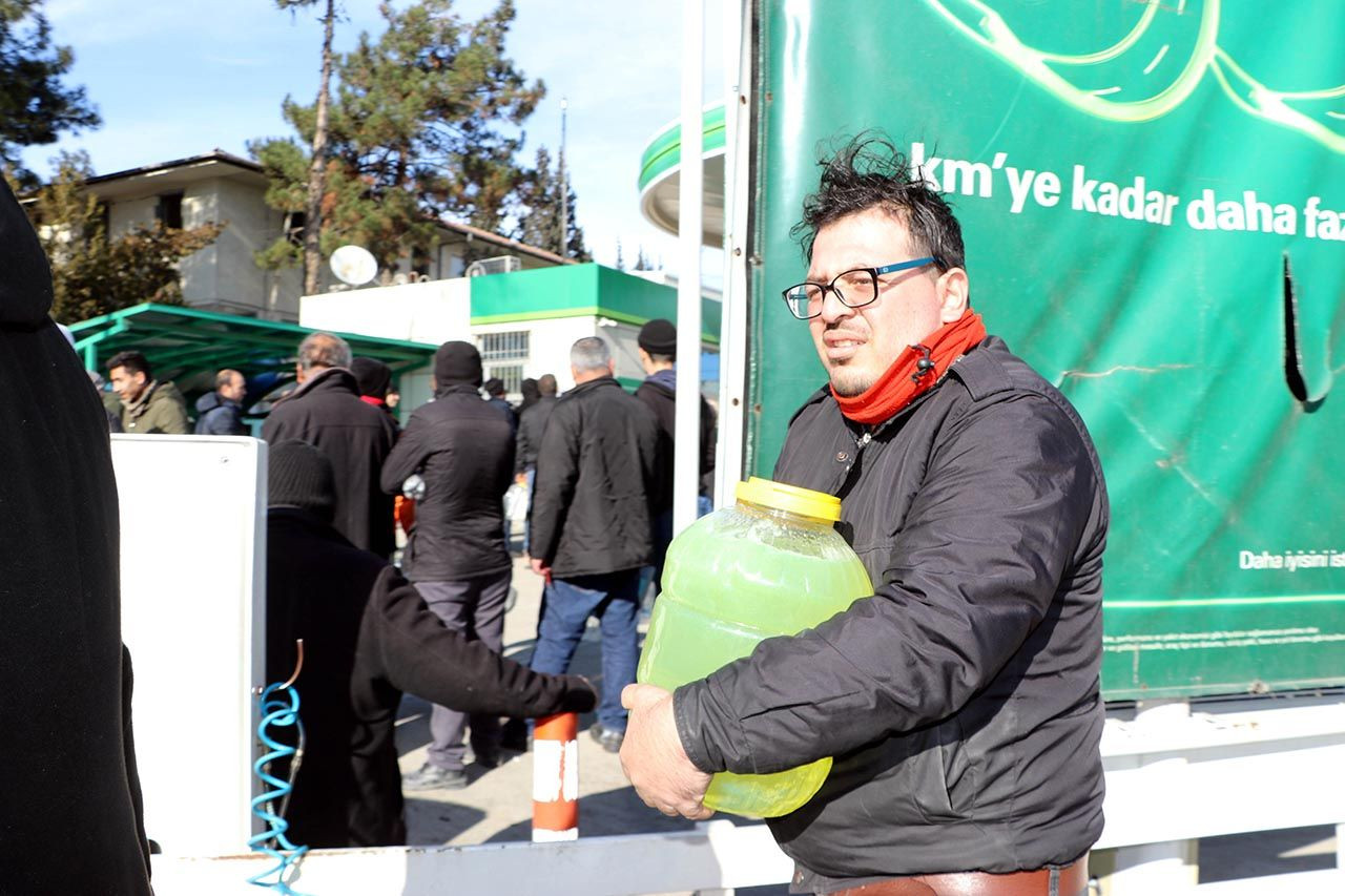 Yer: Kahramanmaraş... Bir şişe benzin için saatlerce bekliyorlar - Resim: 1