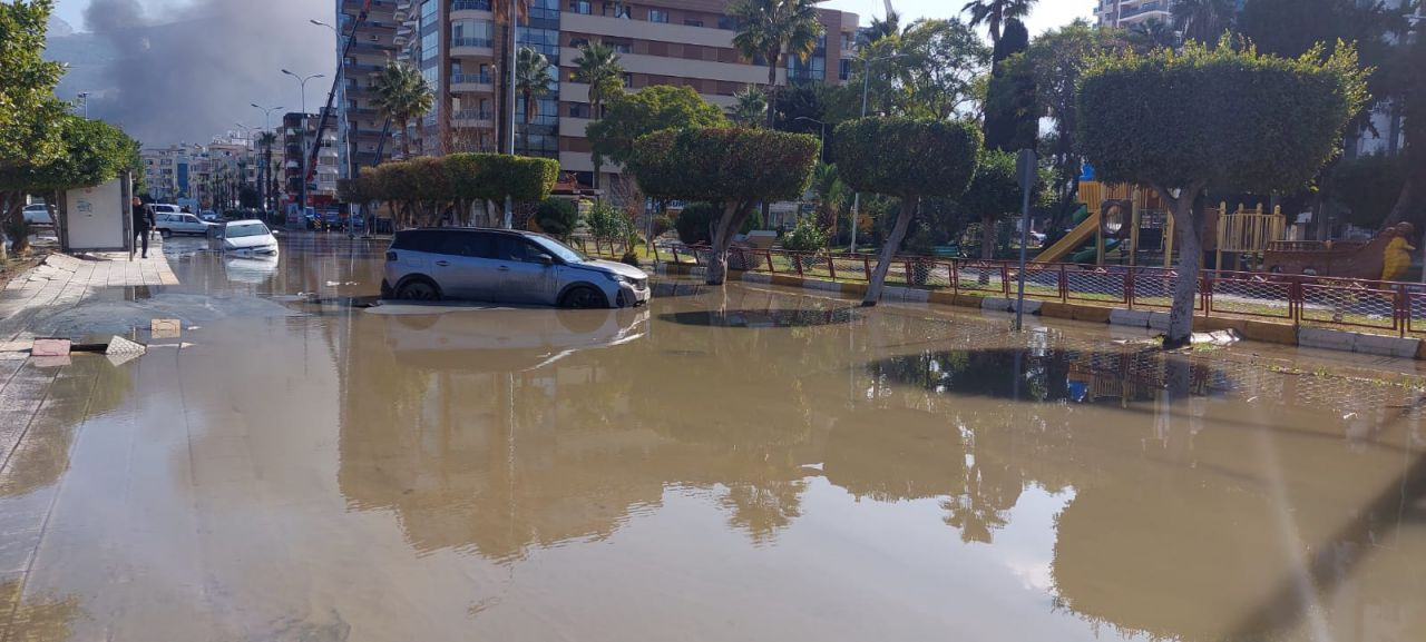 İskenderun sahilini basan deniz suyu çekildi - Resim: 2