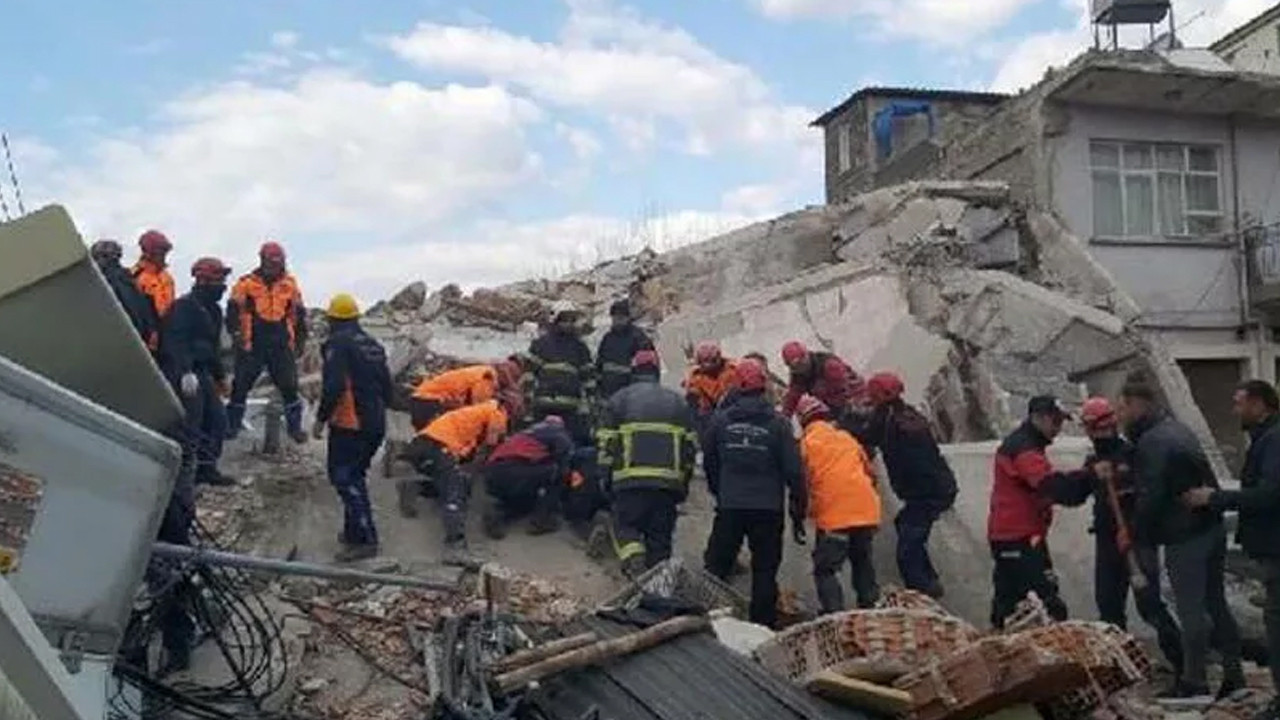 Artçılar devam ediyor: Osmaniye'de 4 katlı bir bina yıkıldı