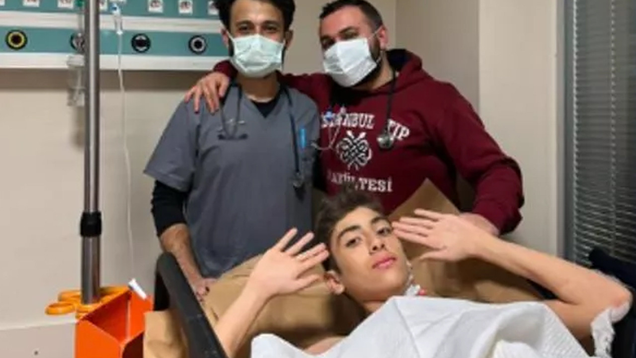 87 saat sonra enkaz altından çıkarılan genç Kadir'e Galatasaray'dan Sürpriz