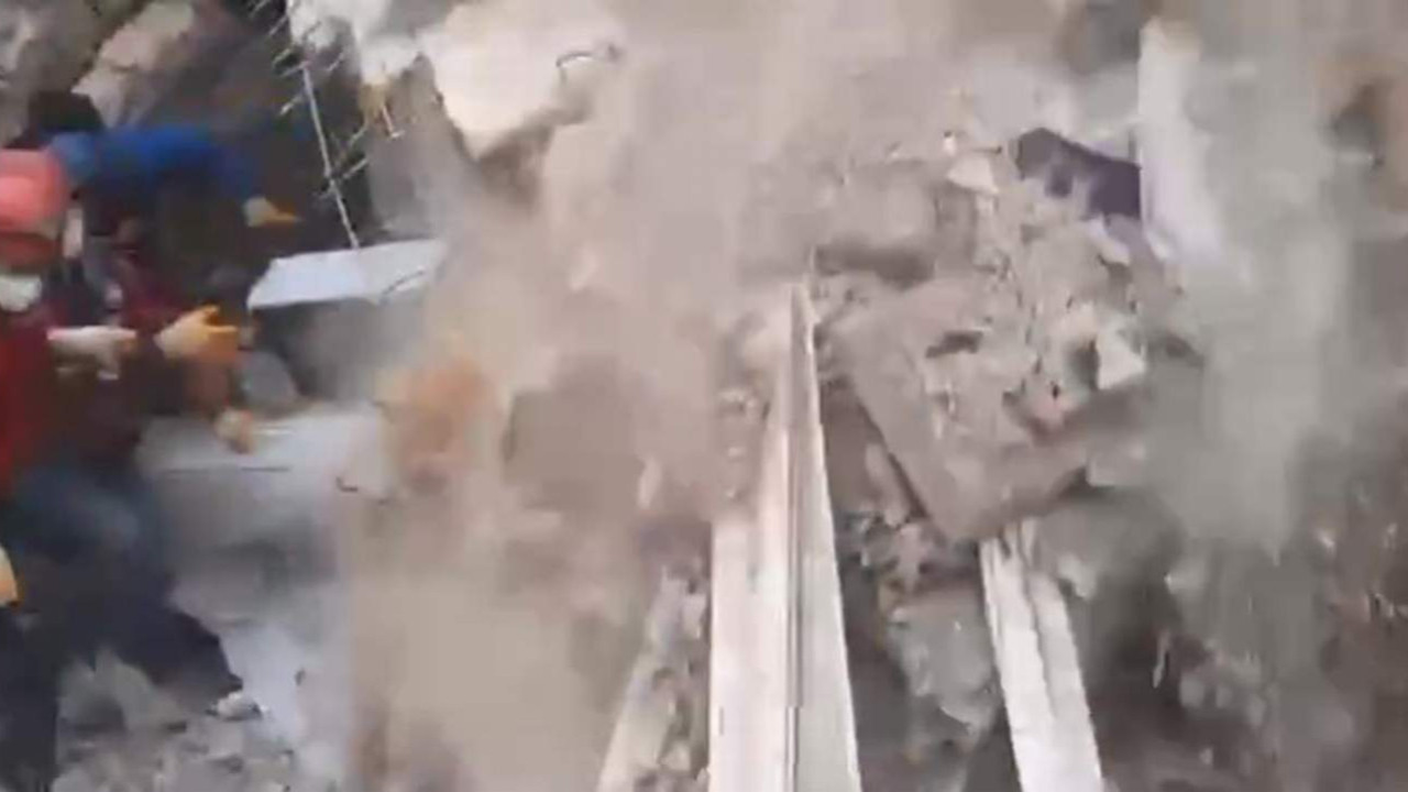 Enkaz kurtarma ekibinin üstüne çöktü!