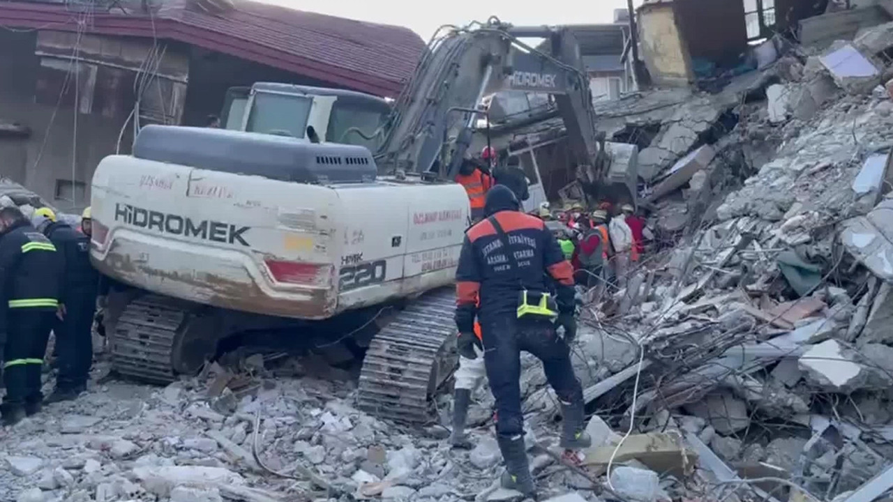 Depremde yıkılan binalarla ilgili 8 kişi gözaltına alındı