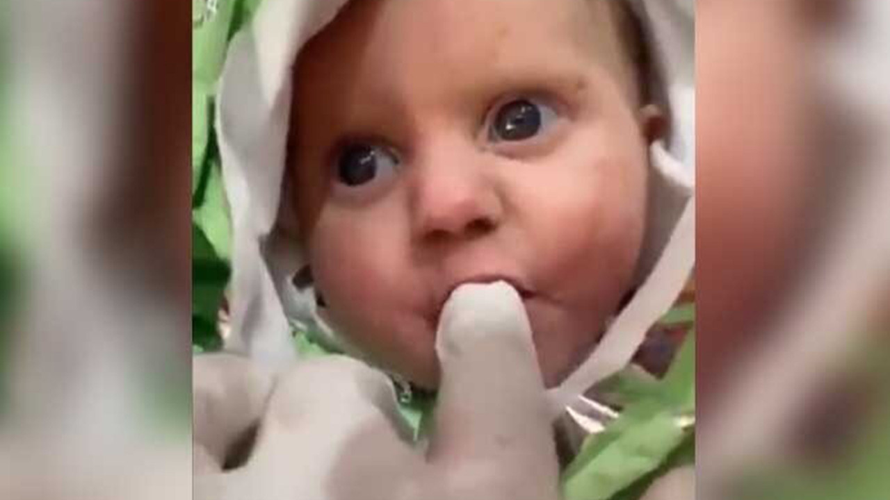 Türkiye bir kez daha ağladı... Enkazdan kurtarılan bebek, görevlinin parmağını böyle emdi