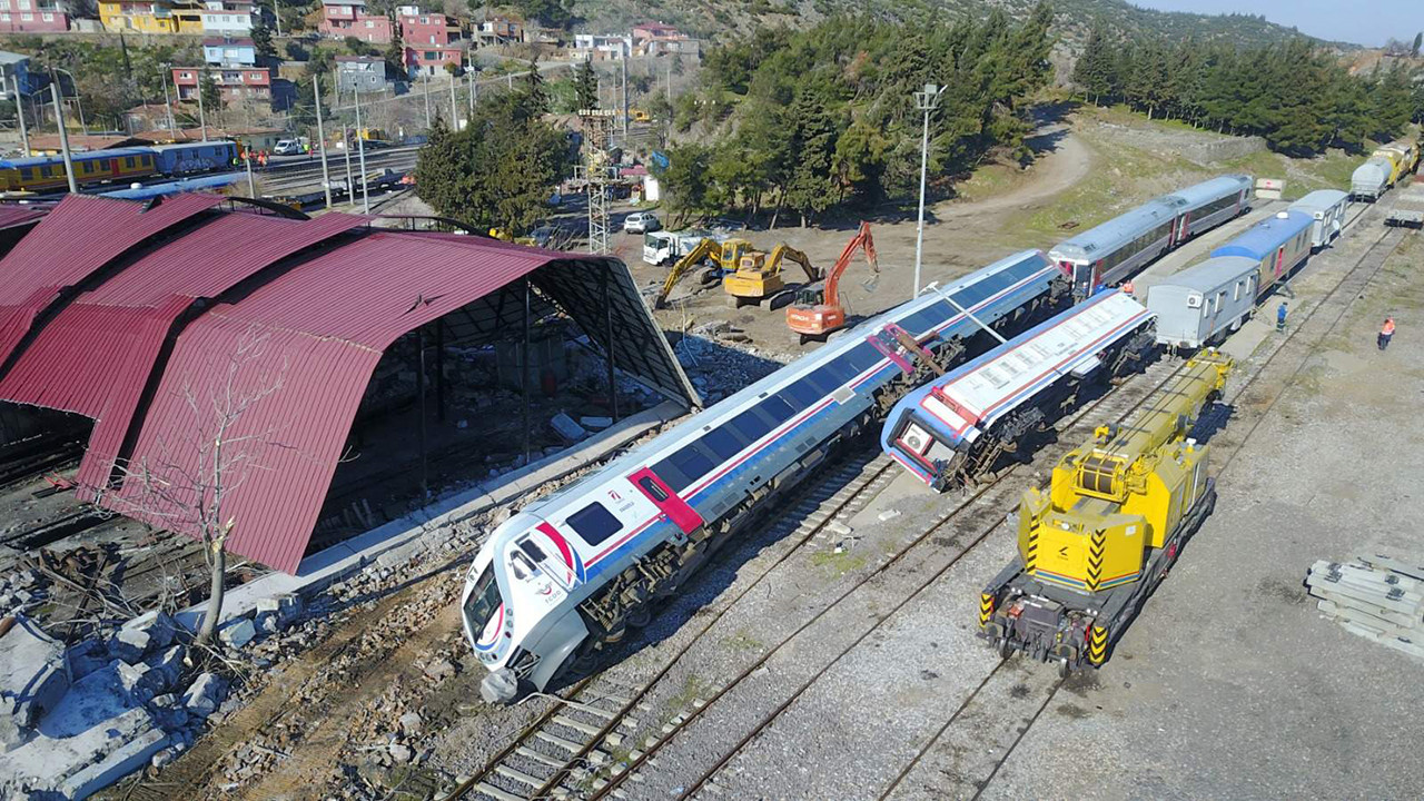 Depremde 6 tren devrilmiş, görüntüler ortaya çıktı