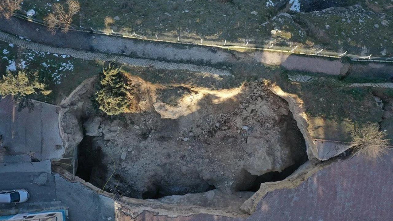 Depremin yarattığı dev çukur şaşkına çevirdi