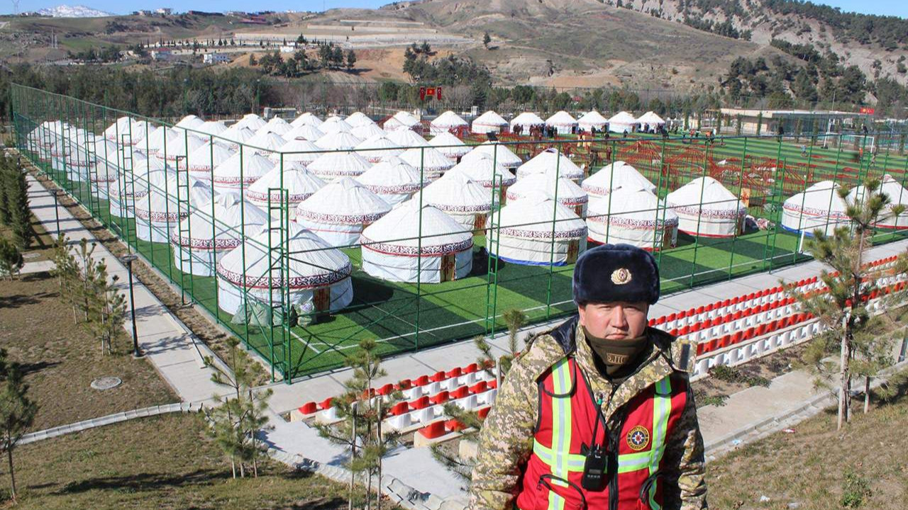 Depremzedeler için geleneksel Kırgız çadırları kuruluyor