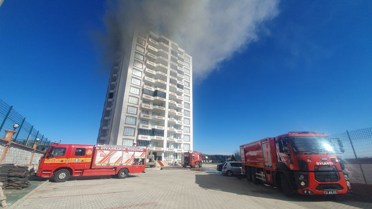 Diyarbakır'da 14 katlı apartmanda yangın paniği