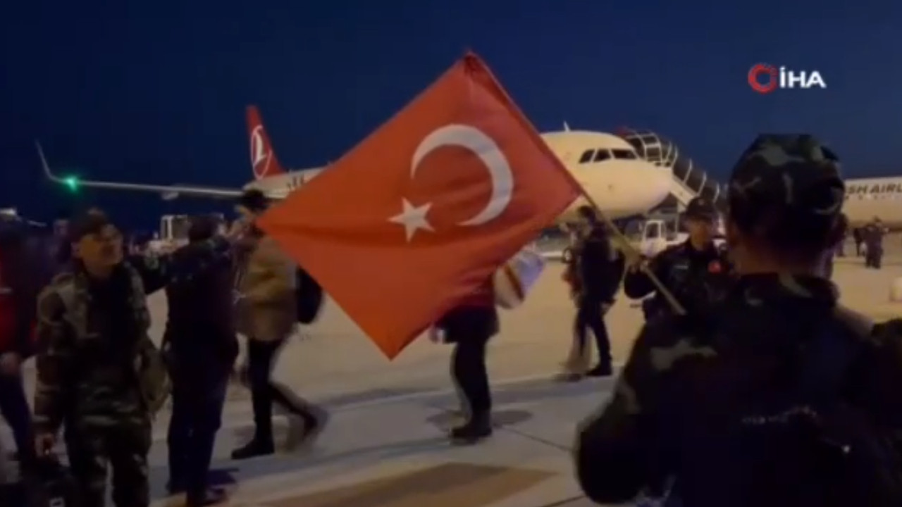 Ellerinde Türk Bayrağı ile Hatay'a geldiler