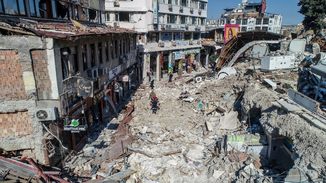 Her 2 evden 1'inin yıkıldığı Antakya'daki yıkım drone kamerasında