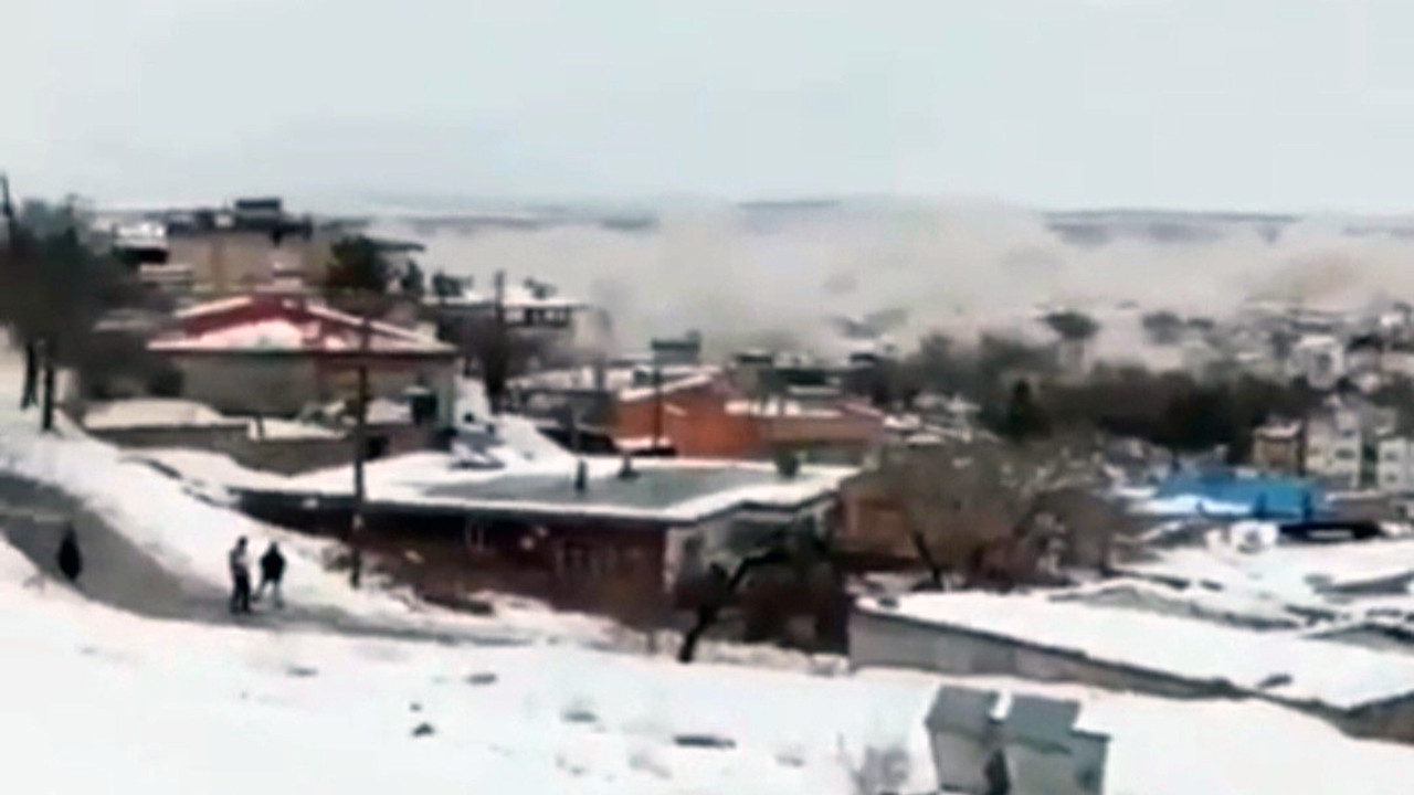 7.6'lık deprem böyle vurdu! Gökyüzünde korkunç manzara