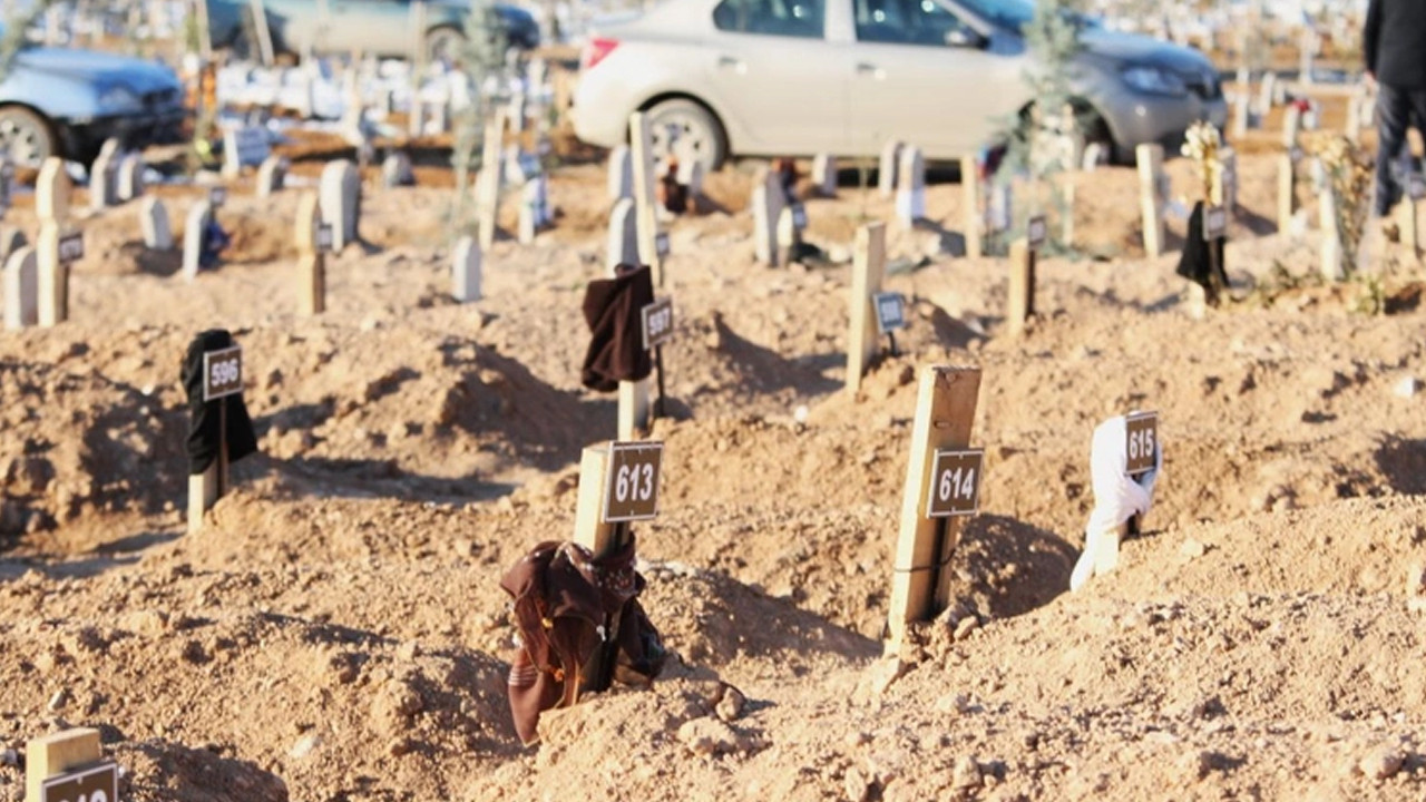 Deprem felaketinde hayatını kaybedenlerin mezarları yürekleri yaktı