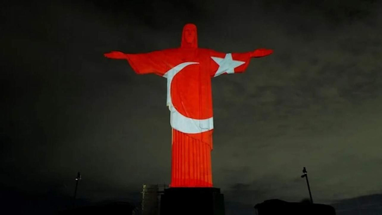 Dev ''Kurtarıcı İsa'' heykeline Türk bayrağı yansıtıldı