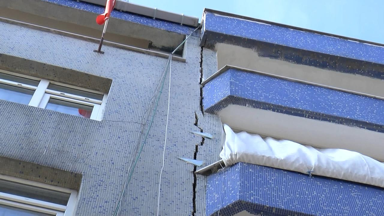 İstanbul'da çatlaklar oluşan iki bina mühürlendi