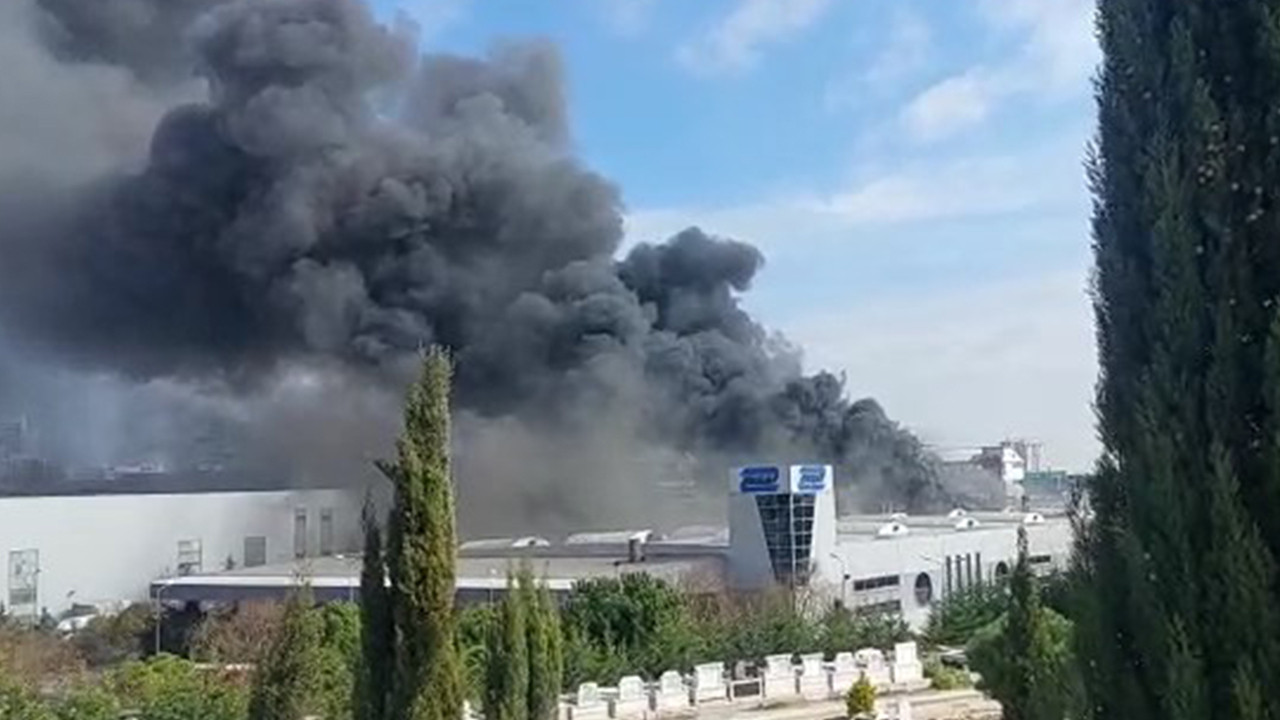 İstanbul'da fabrika yangını! Dumanlar gökyüzünü kapladı