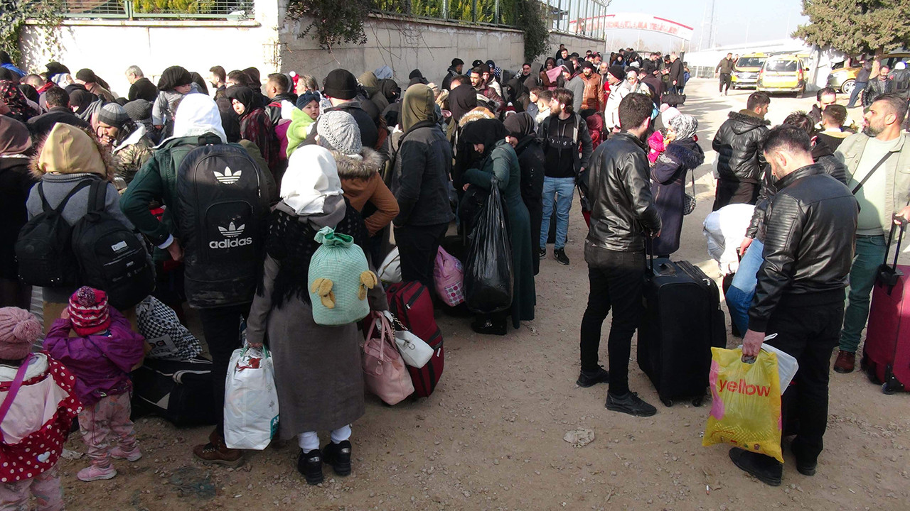 Türkiye'deki Suriyelilere deprem izni verildi