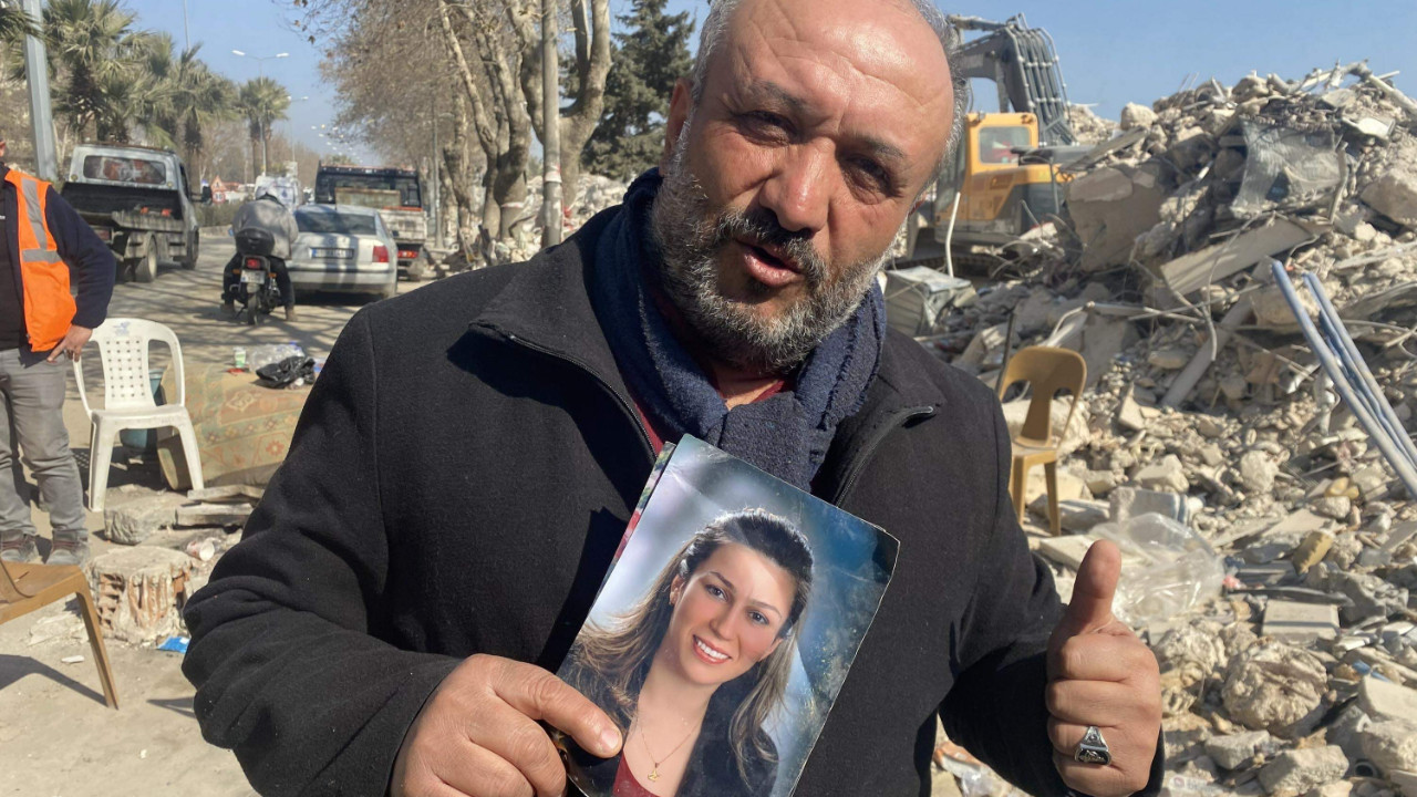 Elinde fotoğrafla enkazın başından ayrılmıyor