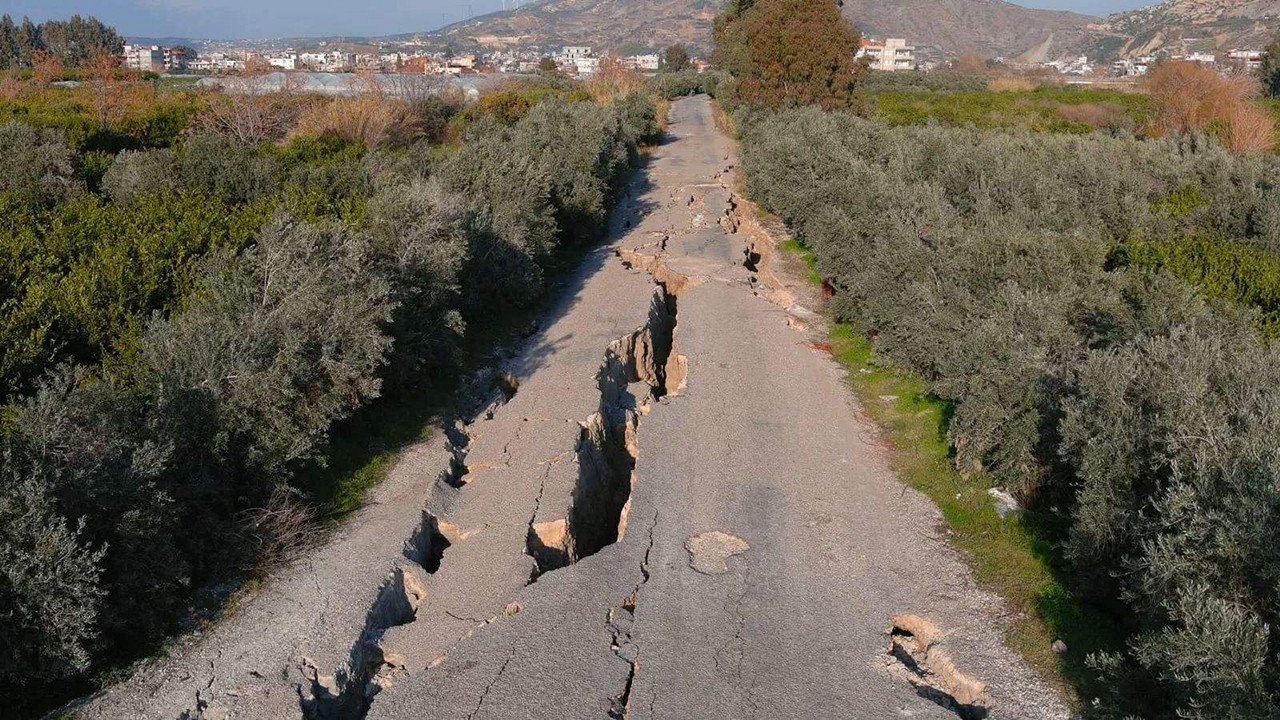 Depremde yarıklar oluşmuştu... O yol çöktü!