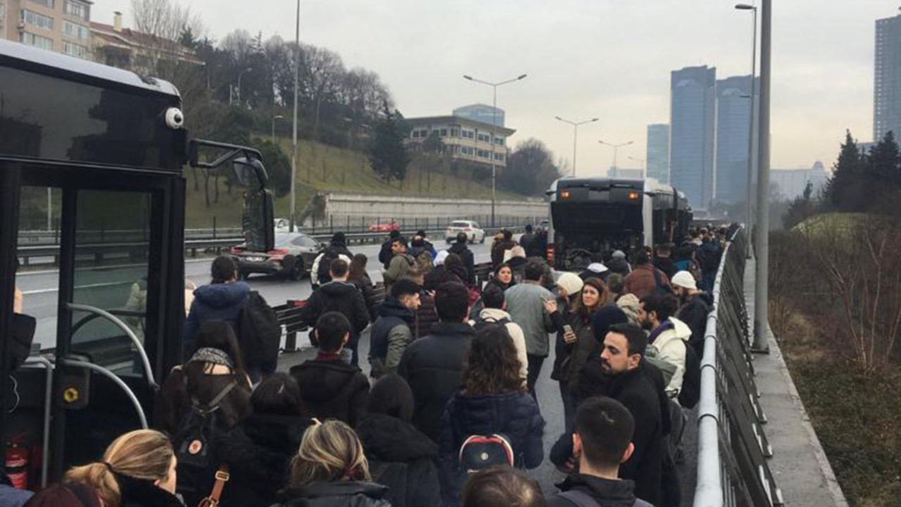 Metrobüs arızalandı; vatandaş yollara düştü