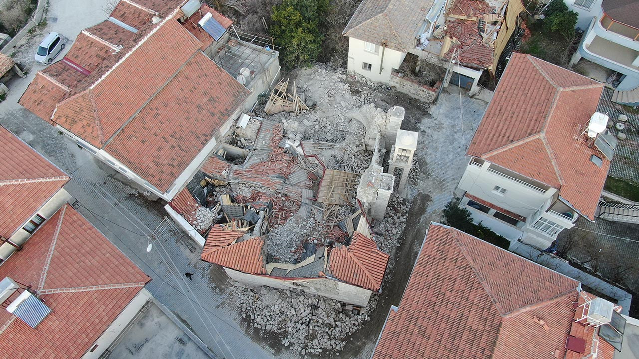 Depremde 7 asrılık tarih de yerle bir oldu!
