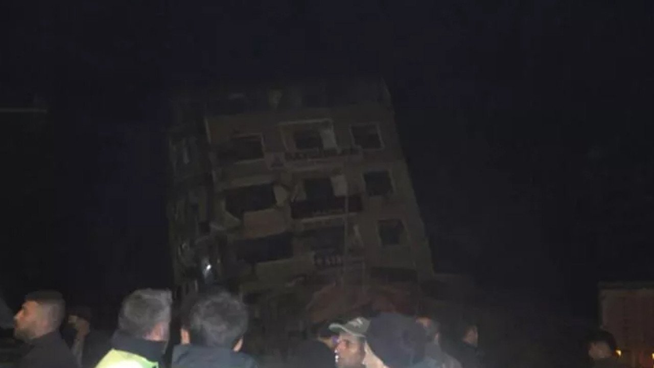 Hatay'da deprem sonrası ortaya çıkan görüntü: Bina yan yattı!