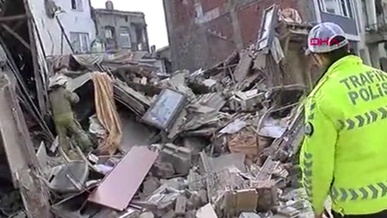 İstanbul'da 3 katlı bina çöktü! O anlar kamerada