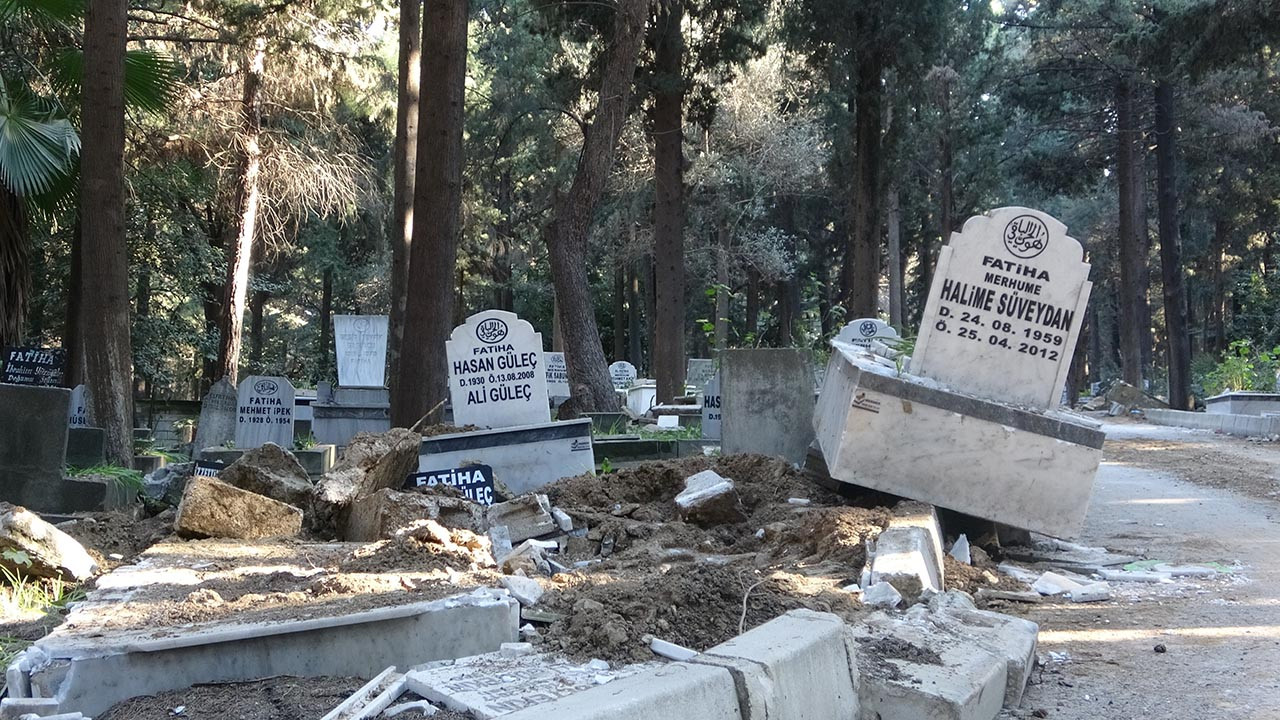 Hatay'da şoke eden görüntüler! Mezarlar yerinden çıktı
