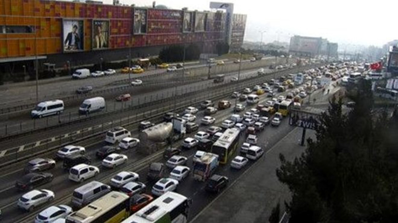 İstanbul'da zincirleme kaza! 9 araç birbirine girdi